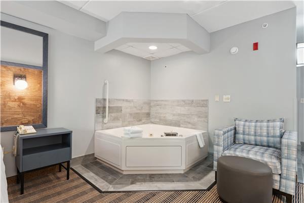 1 King Bed, Jetted Tub, Forest View w/ Balcony, Non-Smoking