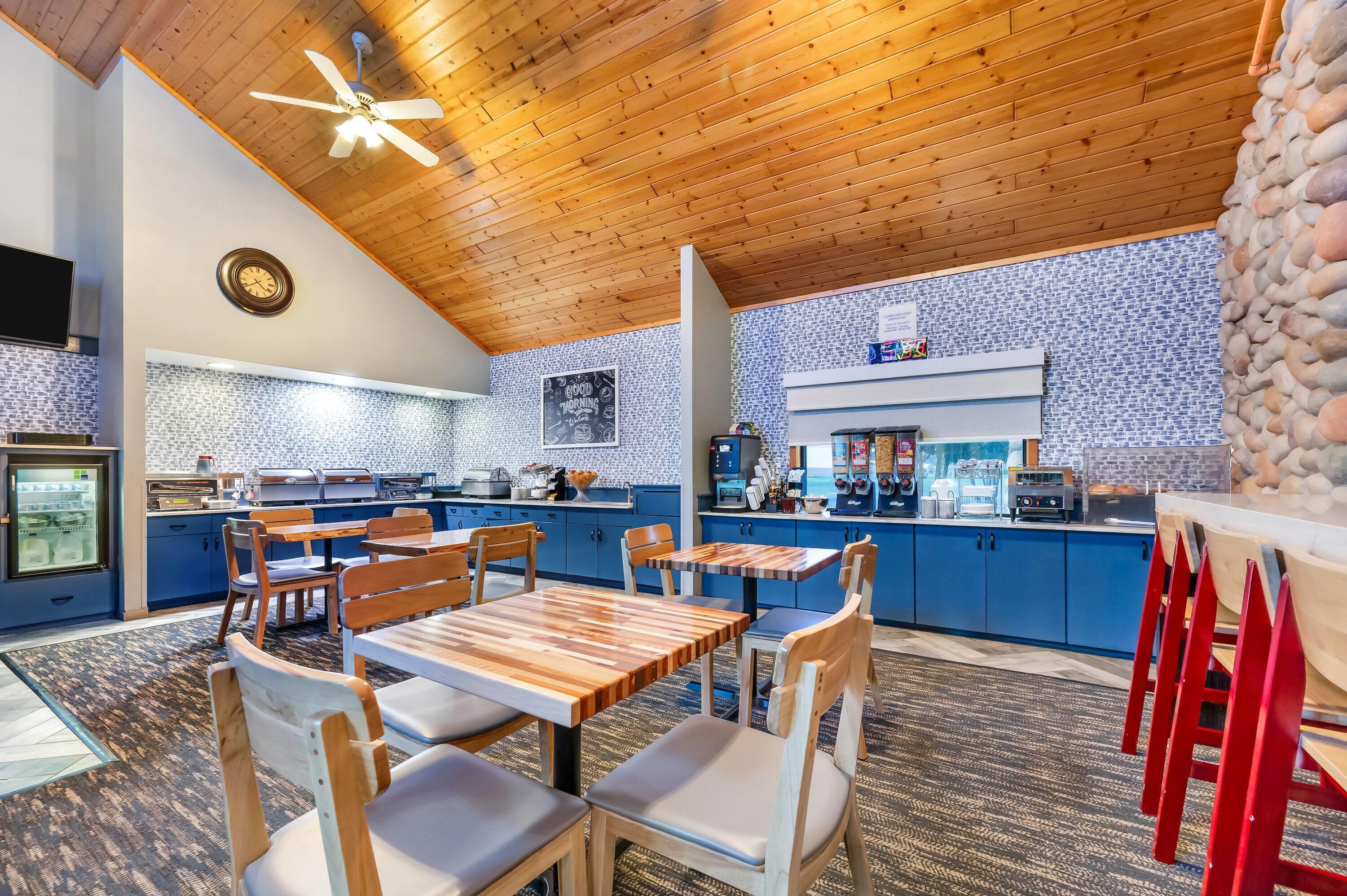 Breakfast Area | AmericInn by Wyndham Wisconsin Dells