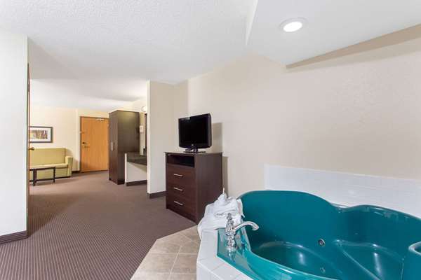 Suite - AmericInn Lodge & Suites Rhinelander