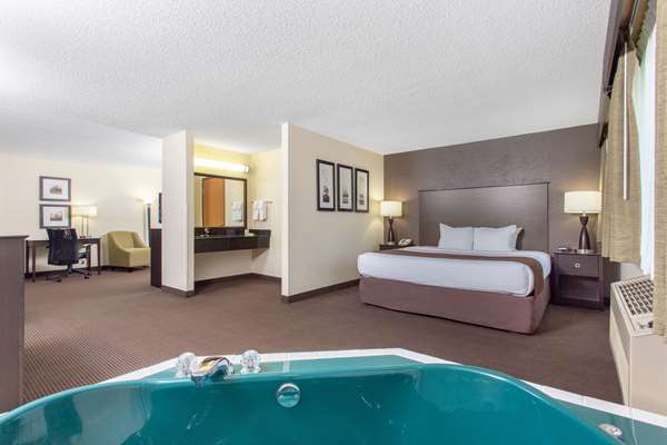Suite - AmericInn Lodge & Suites Rhinelander