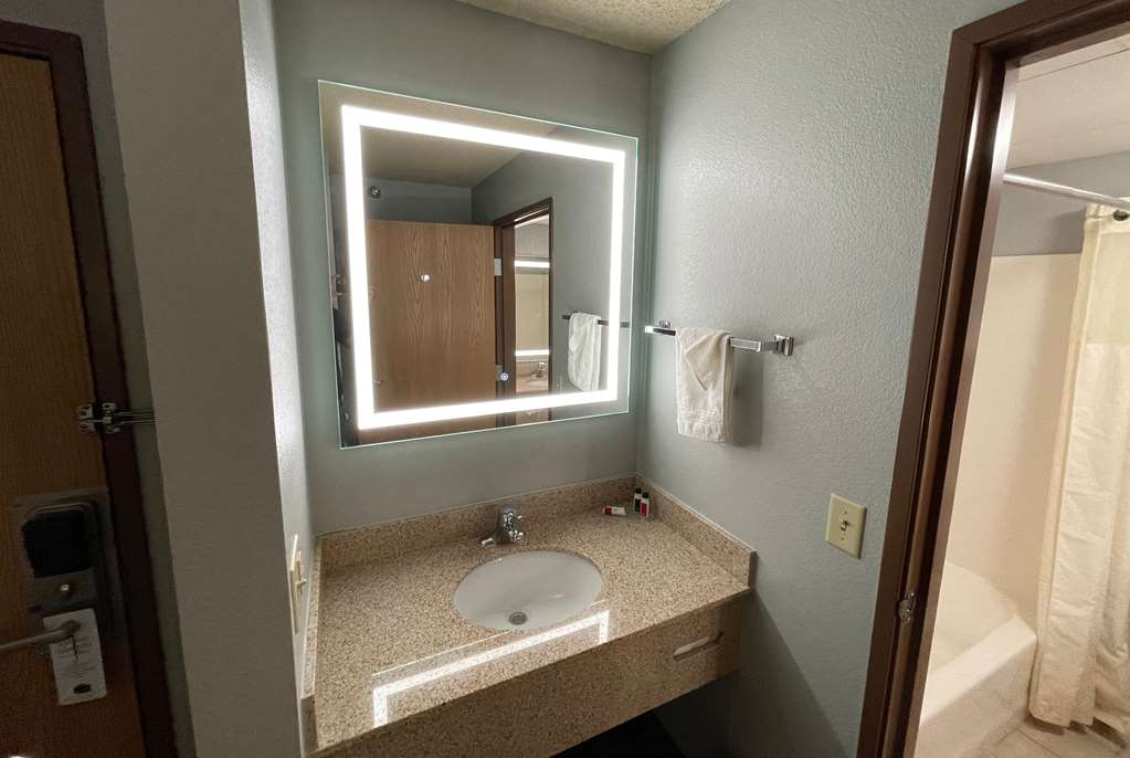 AMERICINN BY WYNDHAM SAYRE-guestroom-Guest Room,Bathroom,On-Site.jpg