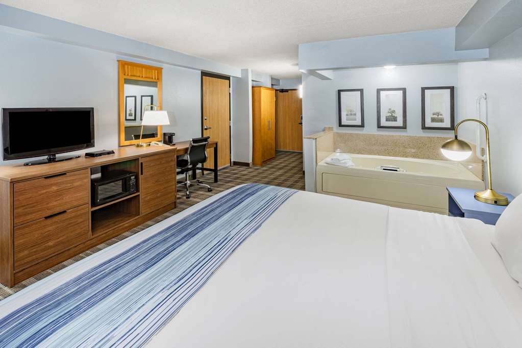 AMERICINN BY WYNDHAM SAYRE-guestroom-Guest Room,On-Site.jpg