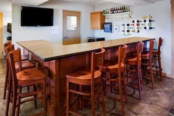 Bar - AmericInn Hotel & Suites Osage