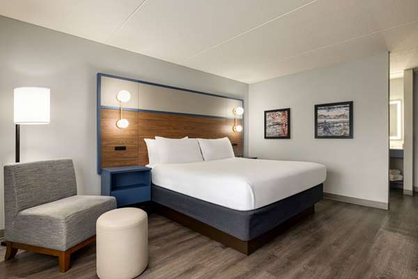 1 King Bed, Non-Smoking