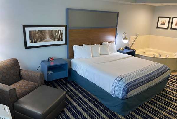1 Queen Bed, Mobility Accessible Suite, First Floor, Non-Smoking