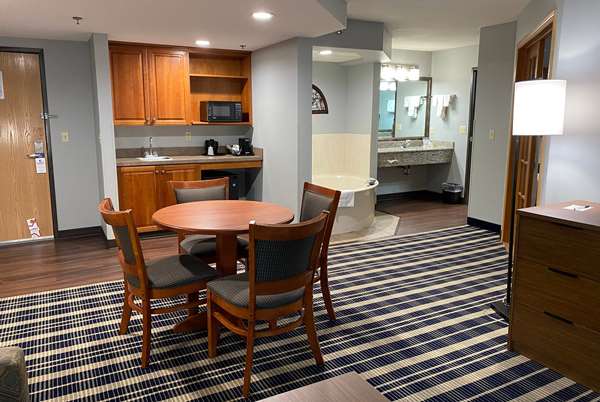 1 King Bed, Deluxe One-Bedroom Suite, Non-Smoking