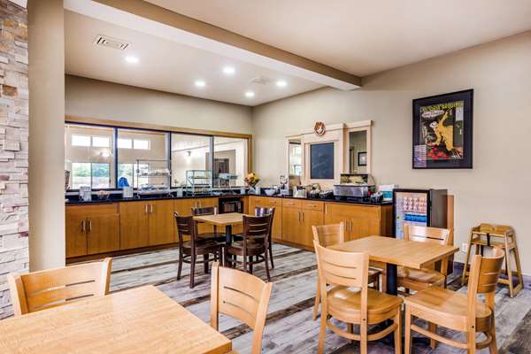  - AmericInn Hotel & Suites New Lisbon - I-90 & I-94, Exit 61