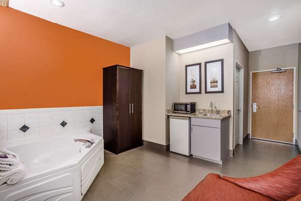 Suite - AmericInn Hotel & Suites New Lisbon - I-90 & I-94, Exit 61