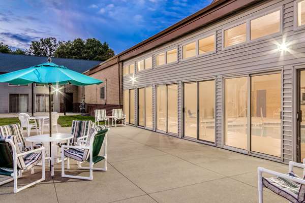  - AmericInn Hotel & Suites New Lisbon - I-90 & I-94, Exit 61