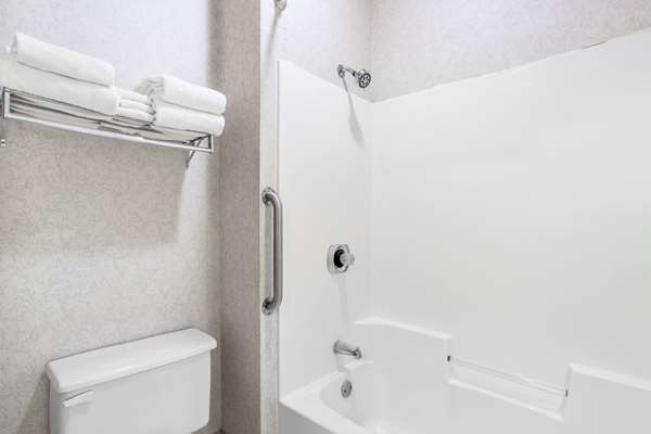  - AmericInn Hotel & Suites New Lisbon - I-90 & I-94, Exit 61