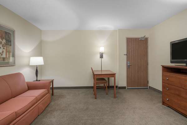 Suite - AmericInn Lodge & Suites Newton - I-80, Exit 168
