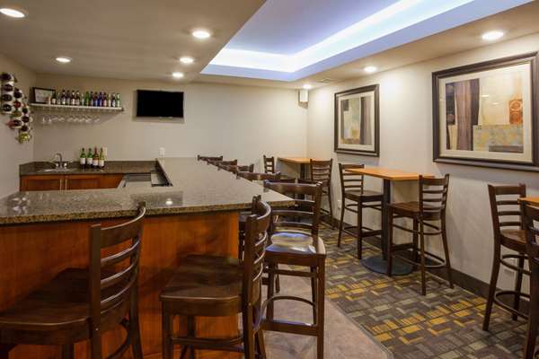 Bar - AmericInn Hotel & Suites Hartford