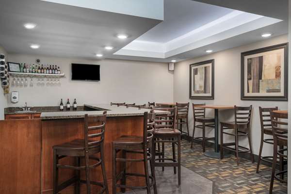 Bar - AmericInn Hotel & Suites Hartford