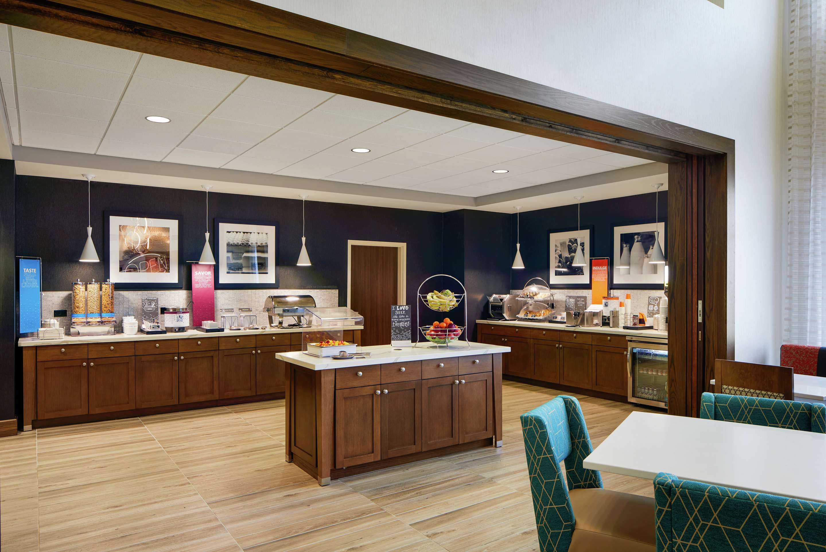 Breakfast Area | Hampton Inn & Suites Chicago Waukegan