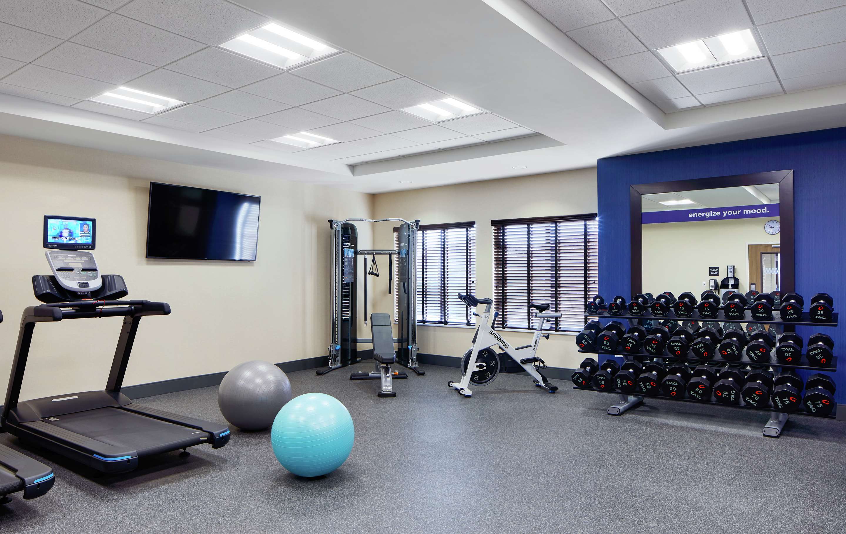 Health club fitness center gym | Hampton Inn & Suites Chicago Waukegan