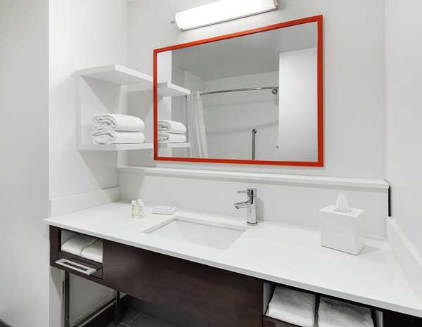  - Hampton Inn & Suites Waukegan