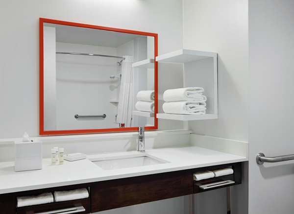  - Hampton Inn & Suites Waukegan