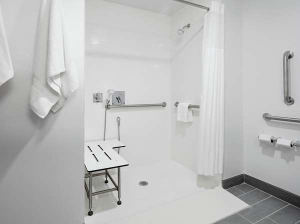  - Hampton Inn & Suites Waukegan