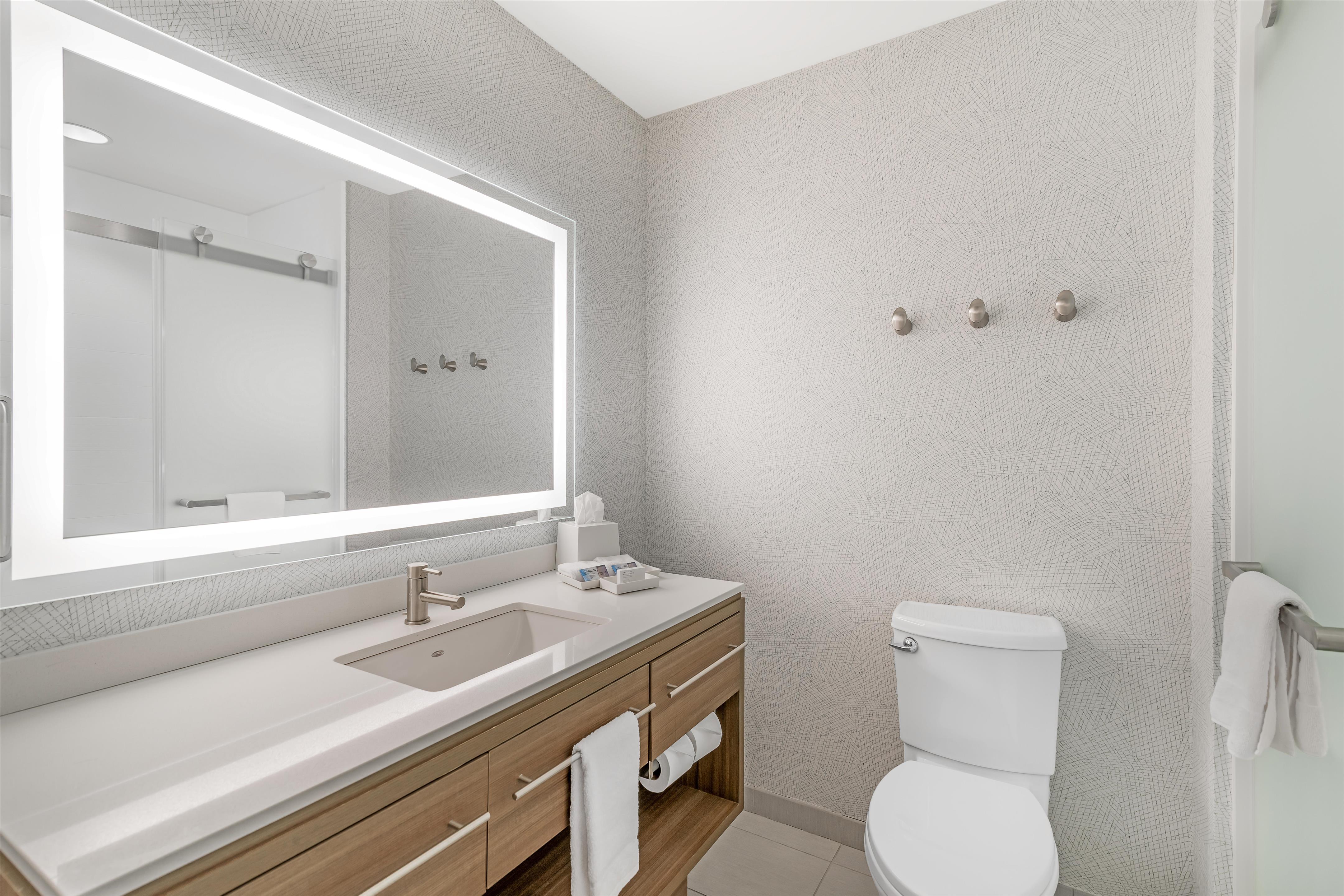 Guest room bath