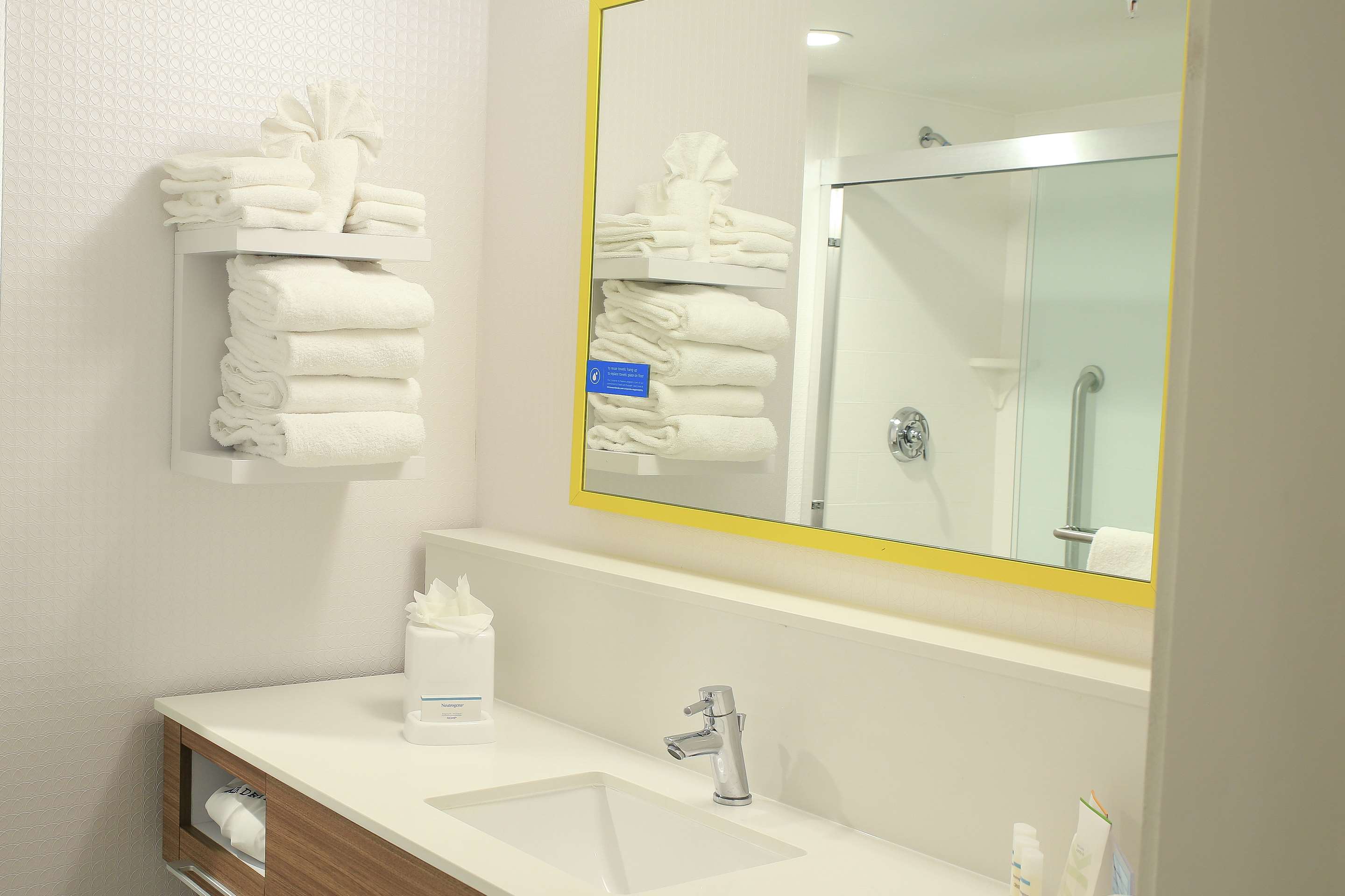 Guest room bath
