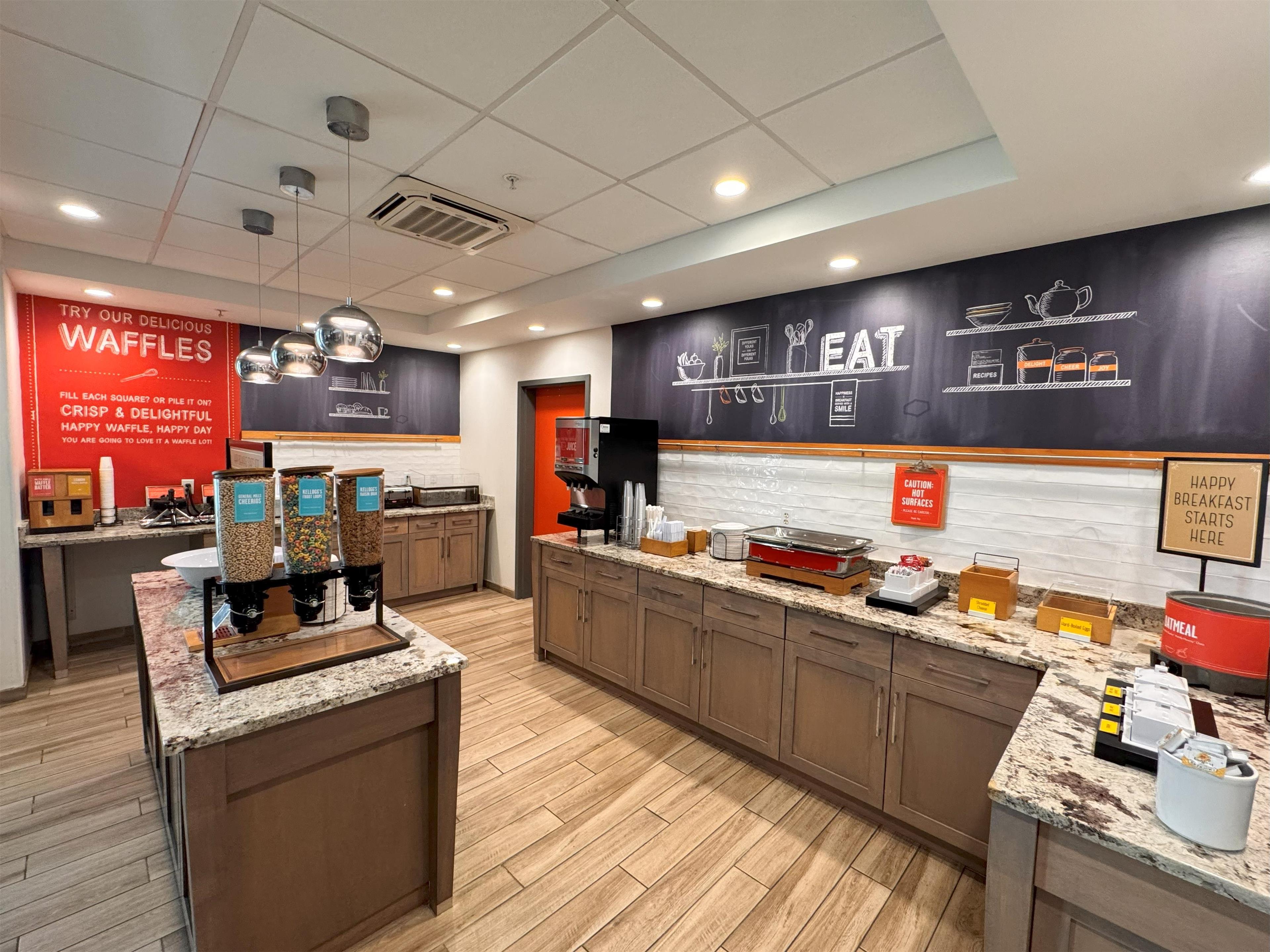 Breakfast Area | Hampton Inn & Suites Rocky Hill - Hartford South