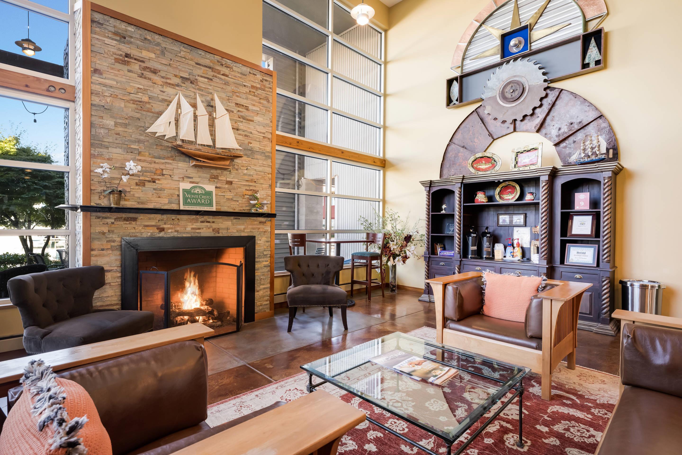 Spacious lobby with sitting area | Inn at Port Gardner-Everett Waterfront, Ascend Hotel Collection