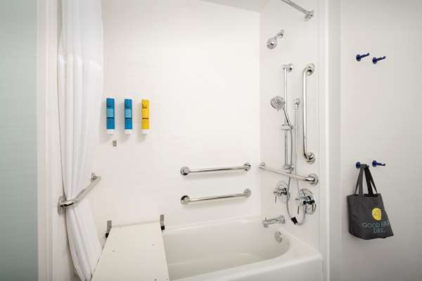  - Tru by Hilton Downtown San Antonio - I-37, Exit 141