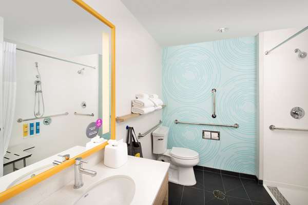  - Tru by Hilton Downtown San Antonio - I-37, Exit 141