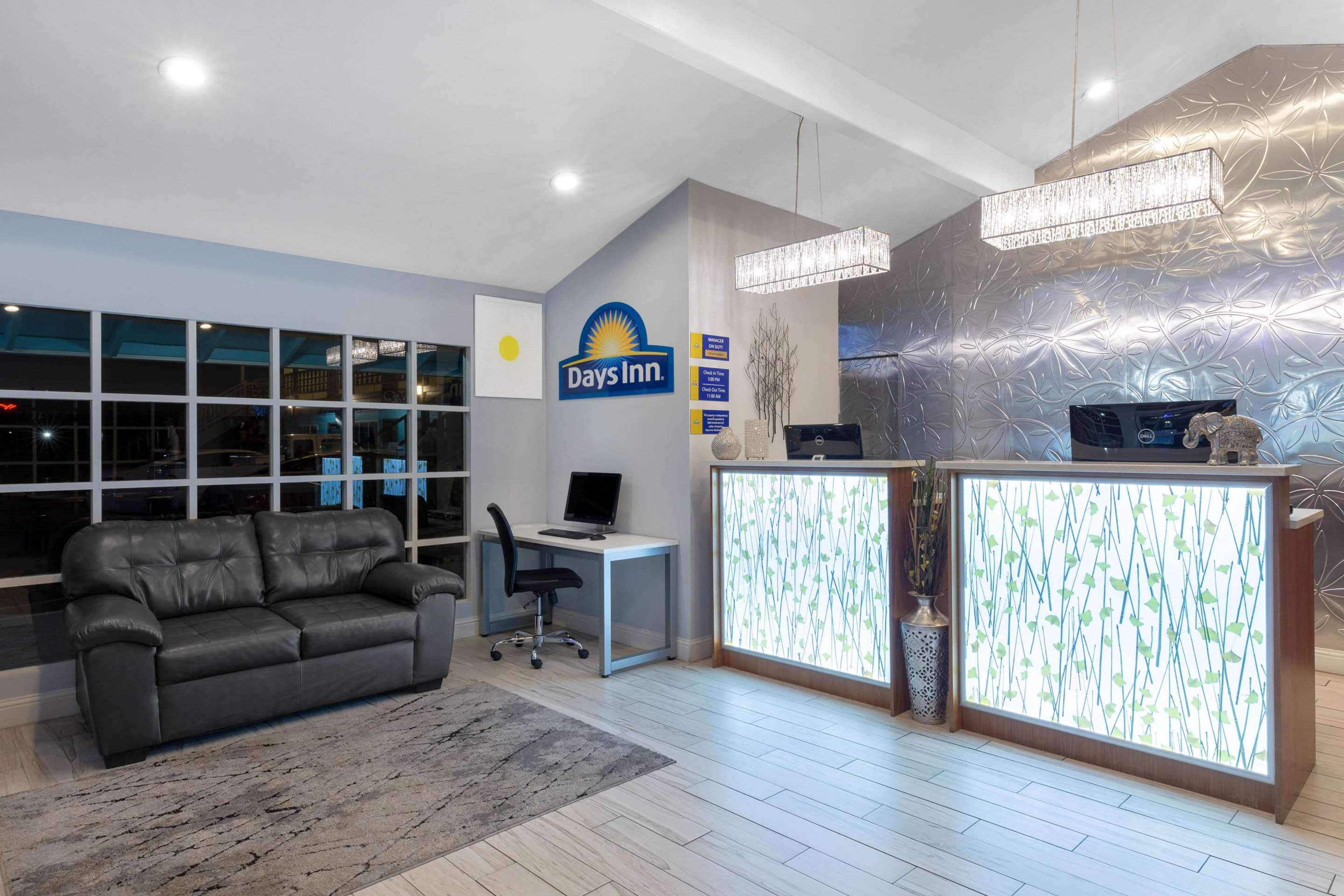 Lobby | Days Inn by Wyndham Roseburg