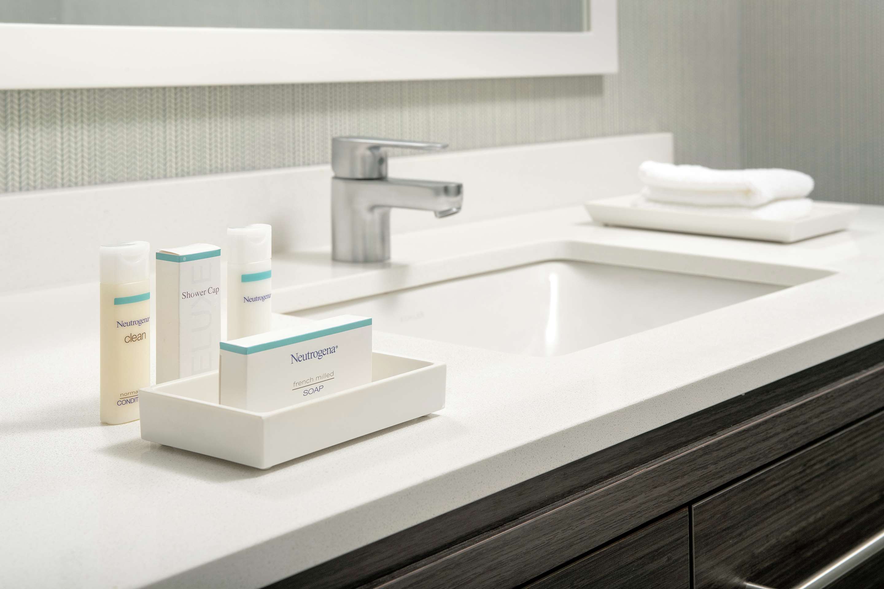 Guest room bath