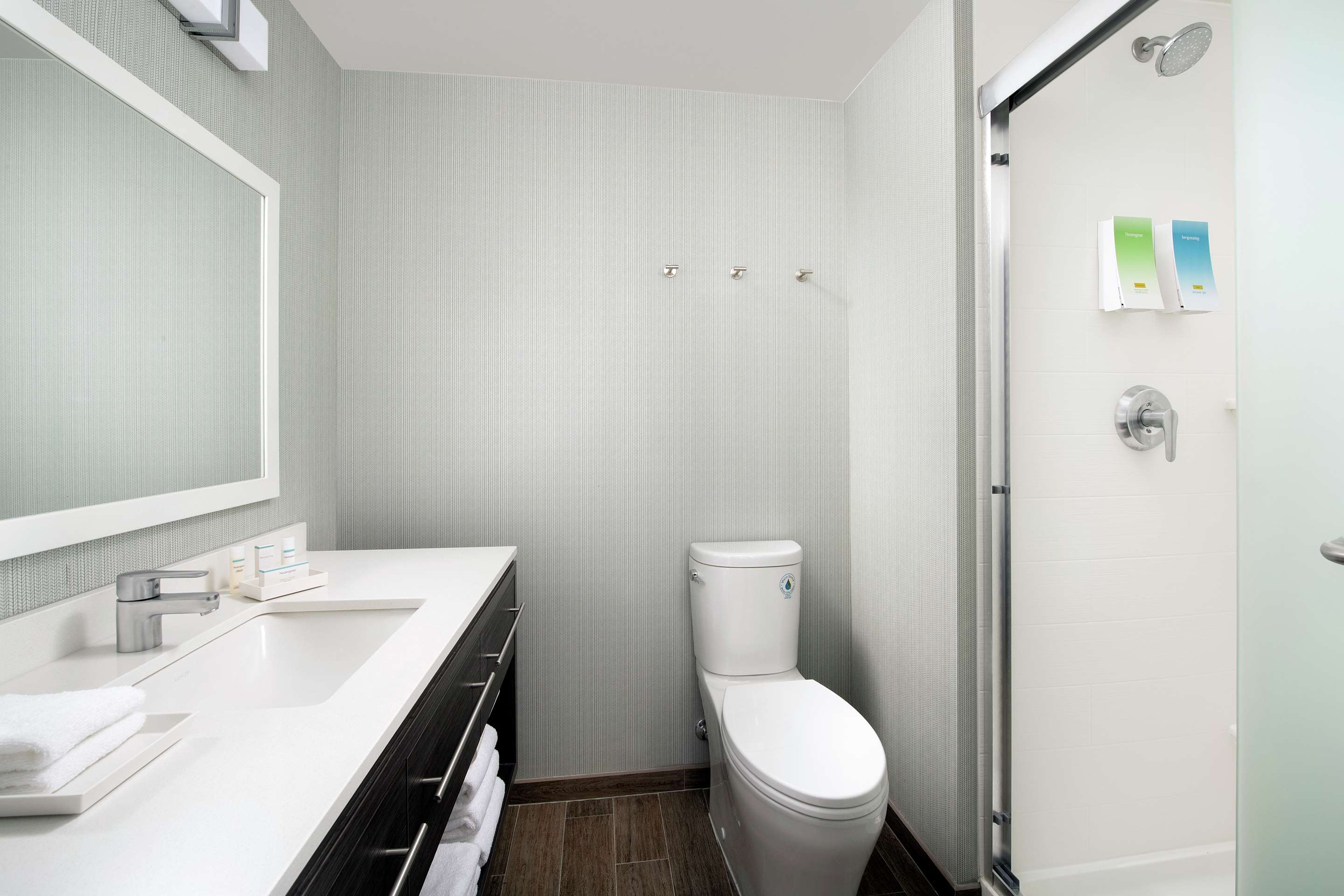 Guest room bath