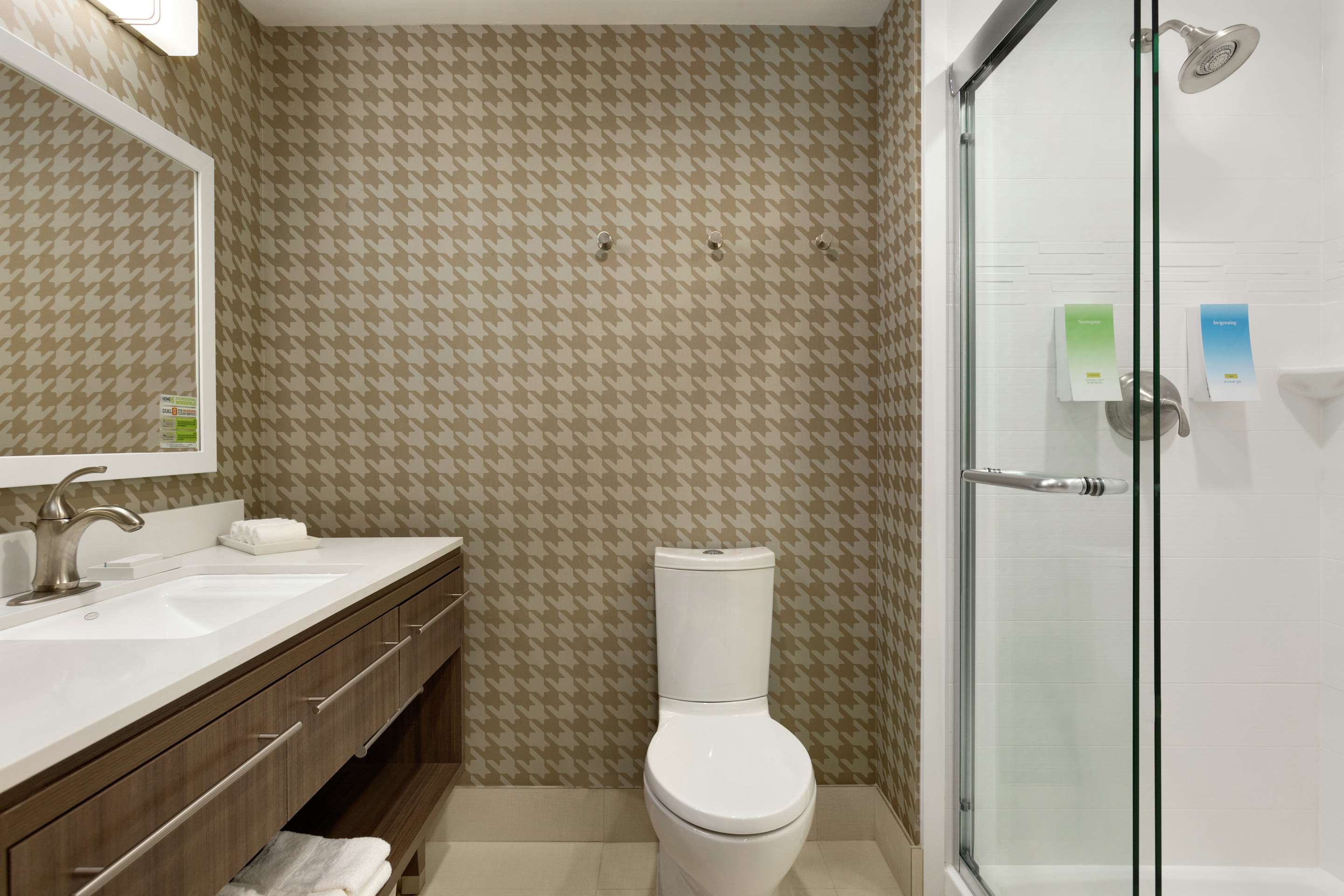 Guest room bath