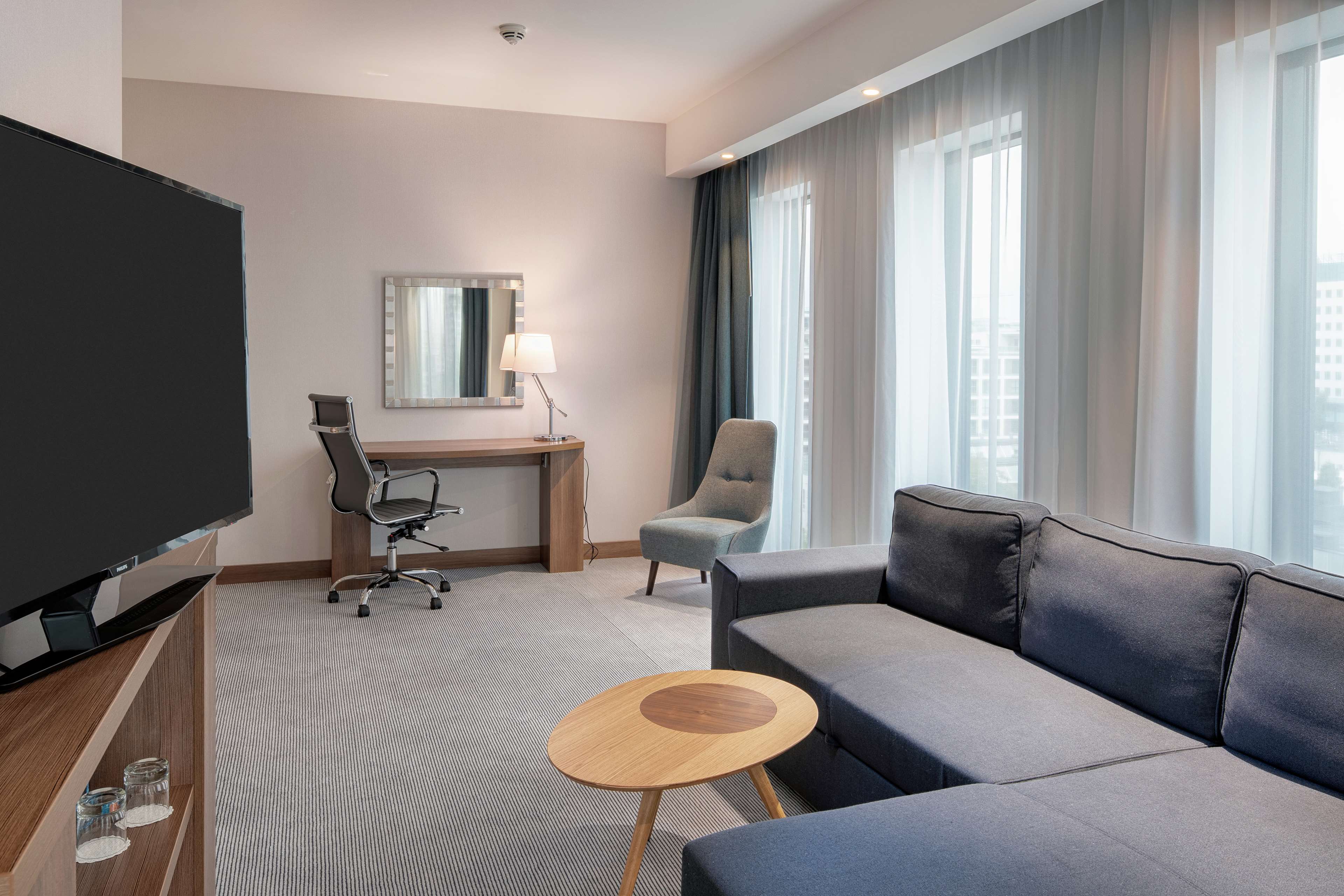 Hampton By Hilton Warsaw Mokotow Room Type - QUEEN CORNER ROOM
