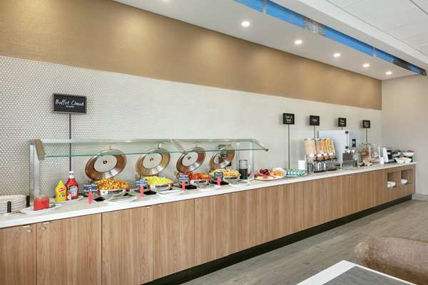 Restaurant - Embassy Suites Montreal Airport Pointe Claire