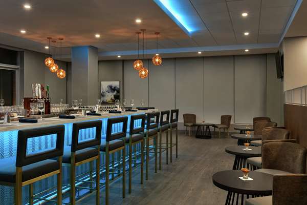 Bar - Embassy Suites Montreal Airport Pointe Claire
