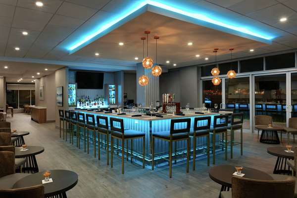 Bar - Embassy Suites Montreal Airport Pointe Claire