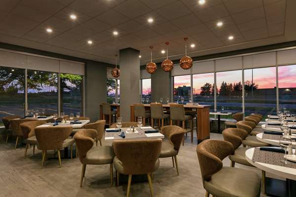 Restaurant - Embassy Suites Montreal Airport Pointe Claire