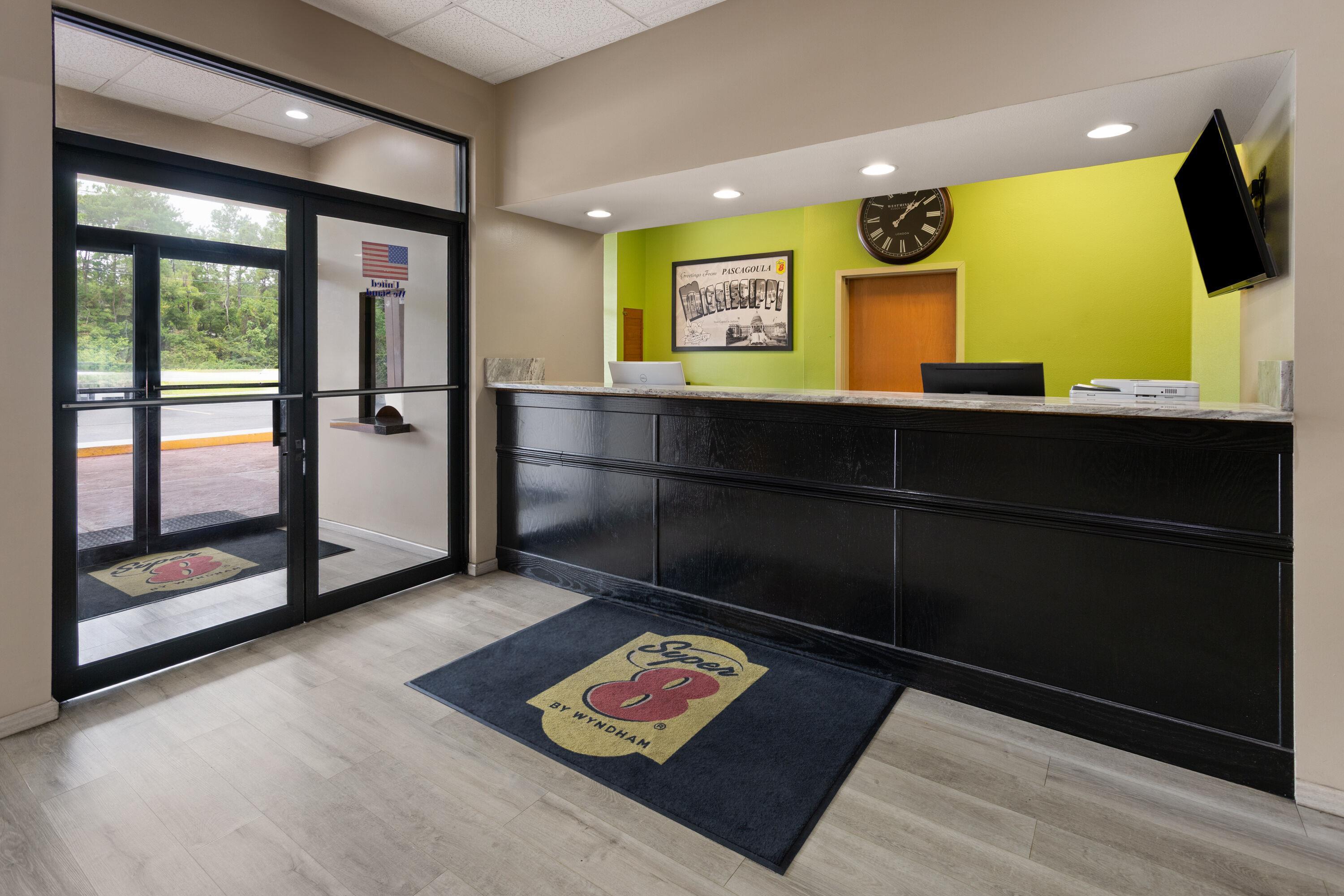 Lobby | Super 8 by Wyndham Pascagoula