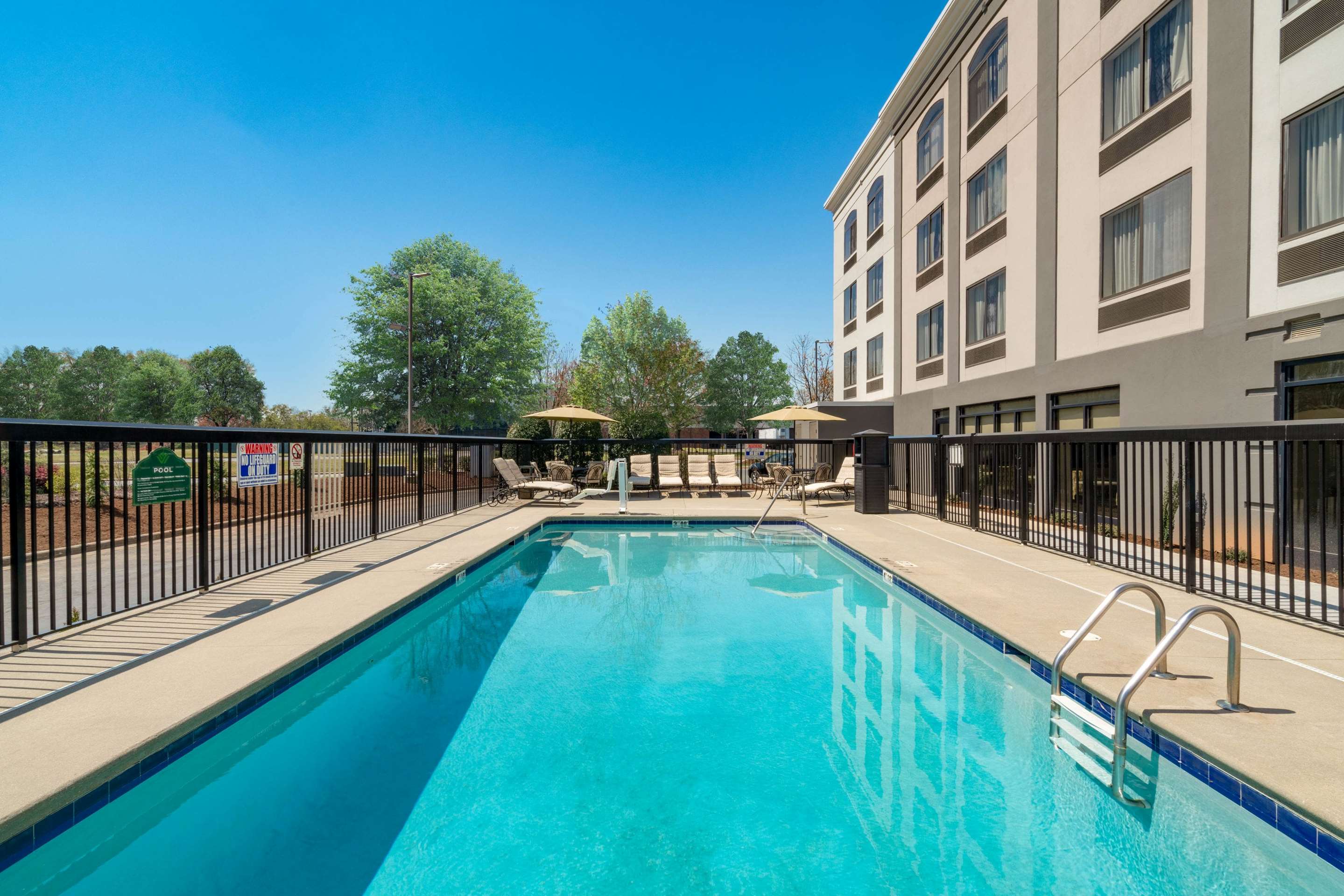 Pool | La Quinta Inn & Suites by Wyndham Raleigh Downtown North
