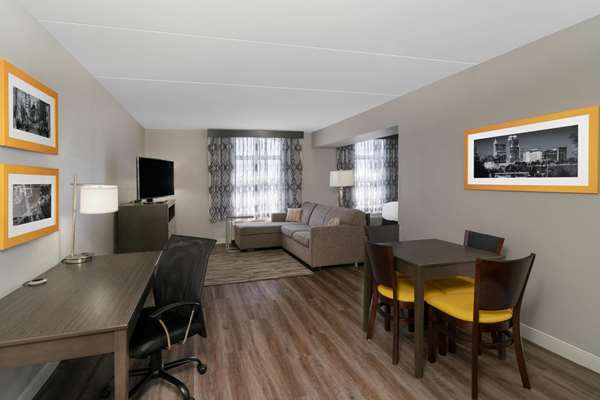 Suite - La Quinta Inn & Suites Downtown North Raleigh - I-540, Exit 11