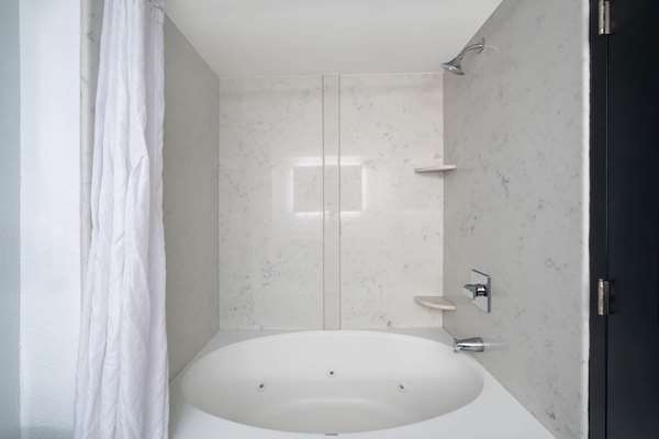  - La Quinta Inn & Suites Downtown North Raleigh - I-540, Exit 11