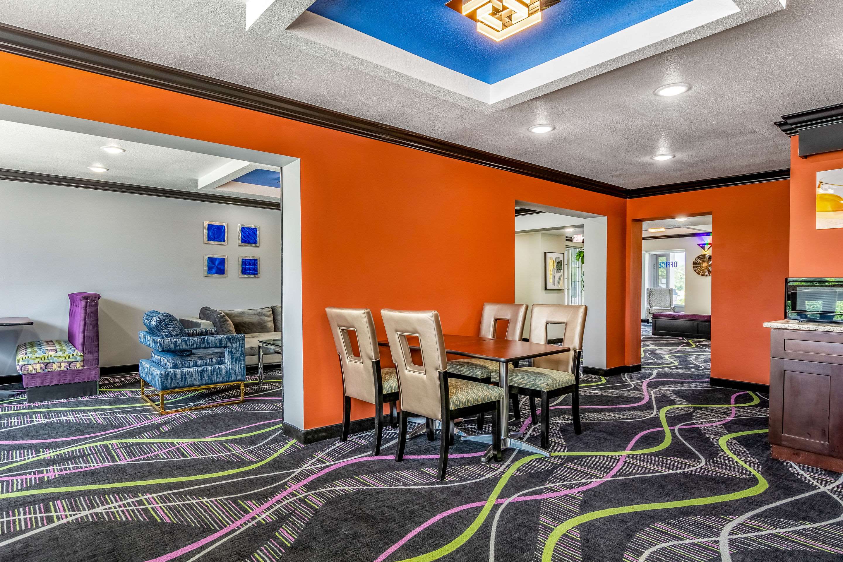 Spacious lobby with sitting area | Quality Inn