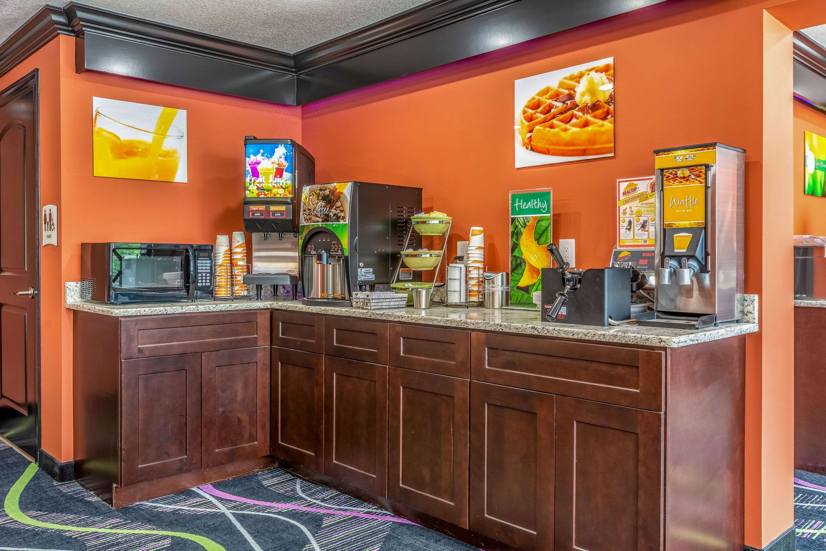 Breakfast area | Quality Inn
