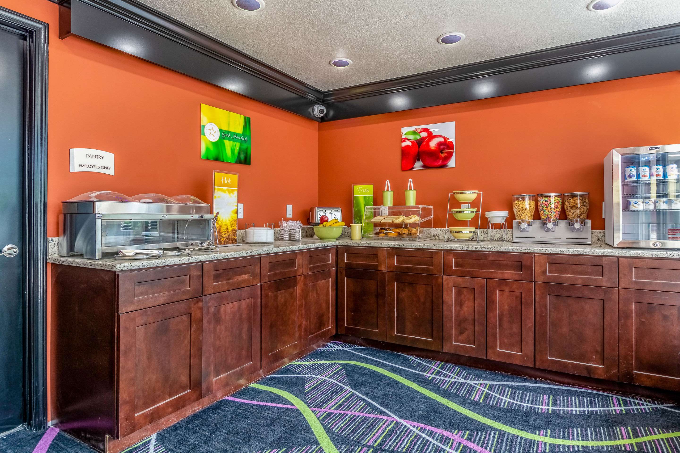 Breakfast area | Quality Inn