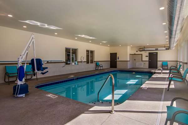 Pool - Comfort Suites Brunswick - I-71, Exit 226