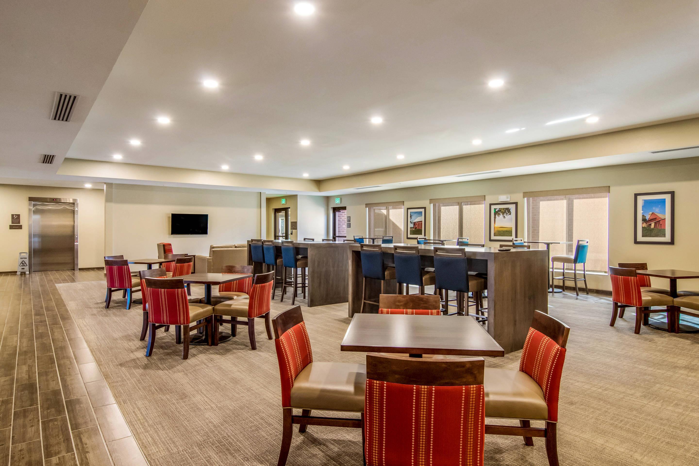 Breakfast area | Comfort Suites