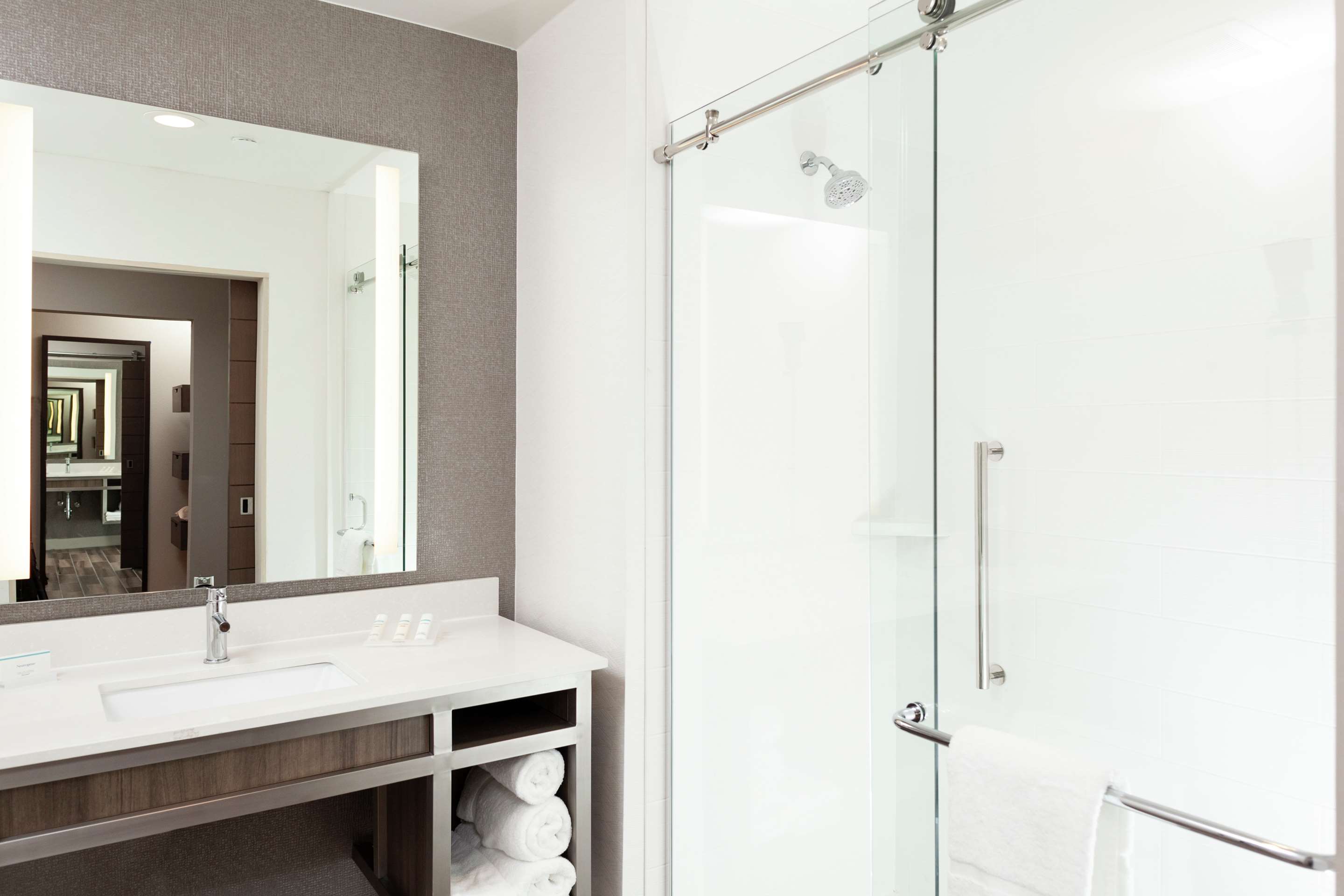 Guest room bath