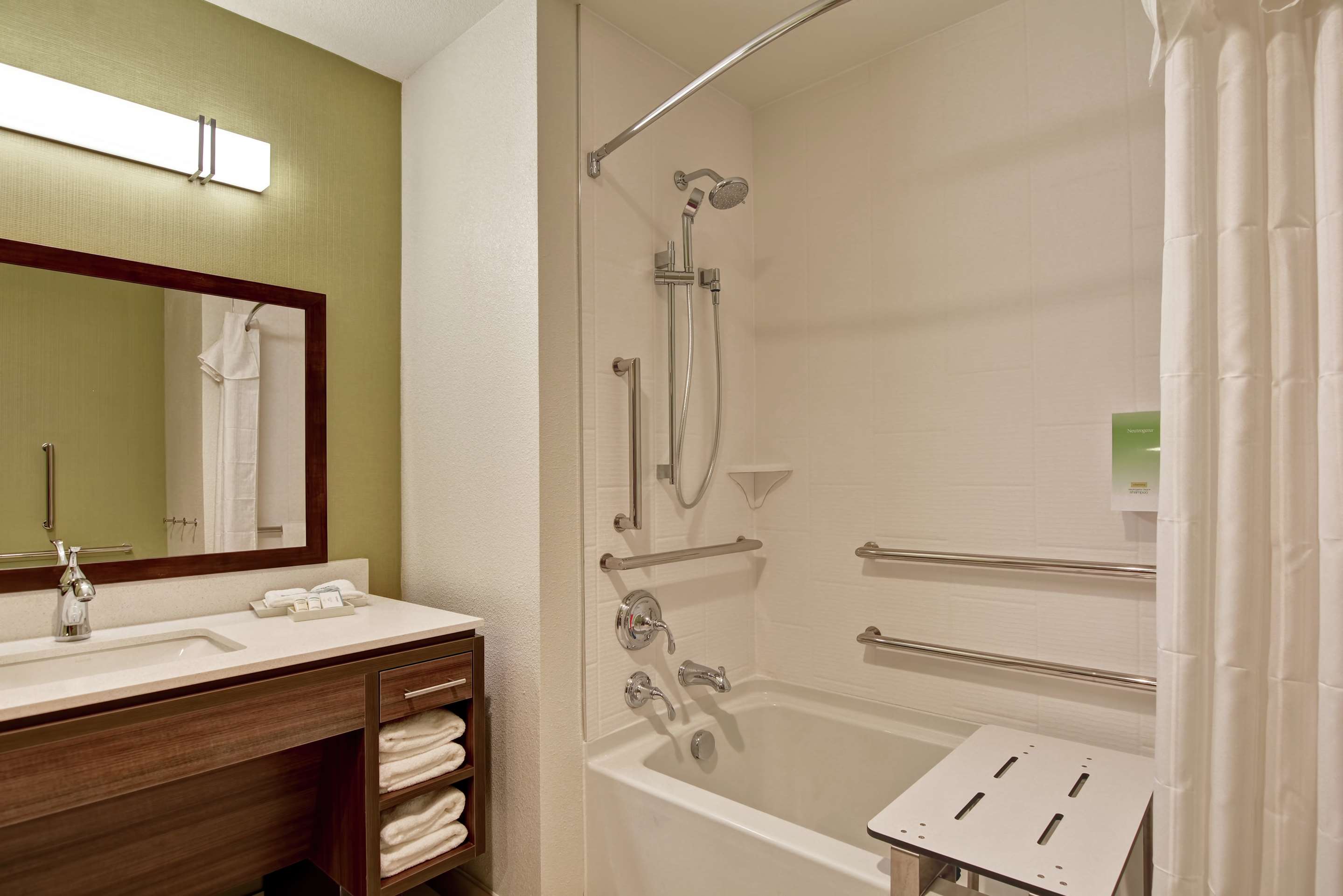 Guest room bath