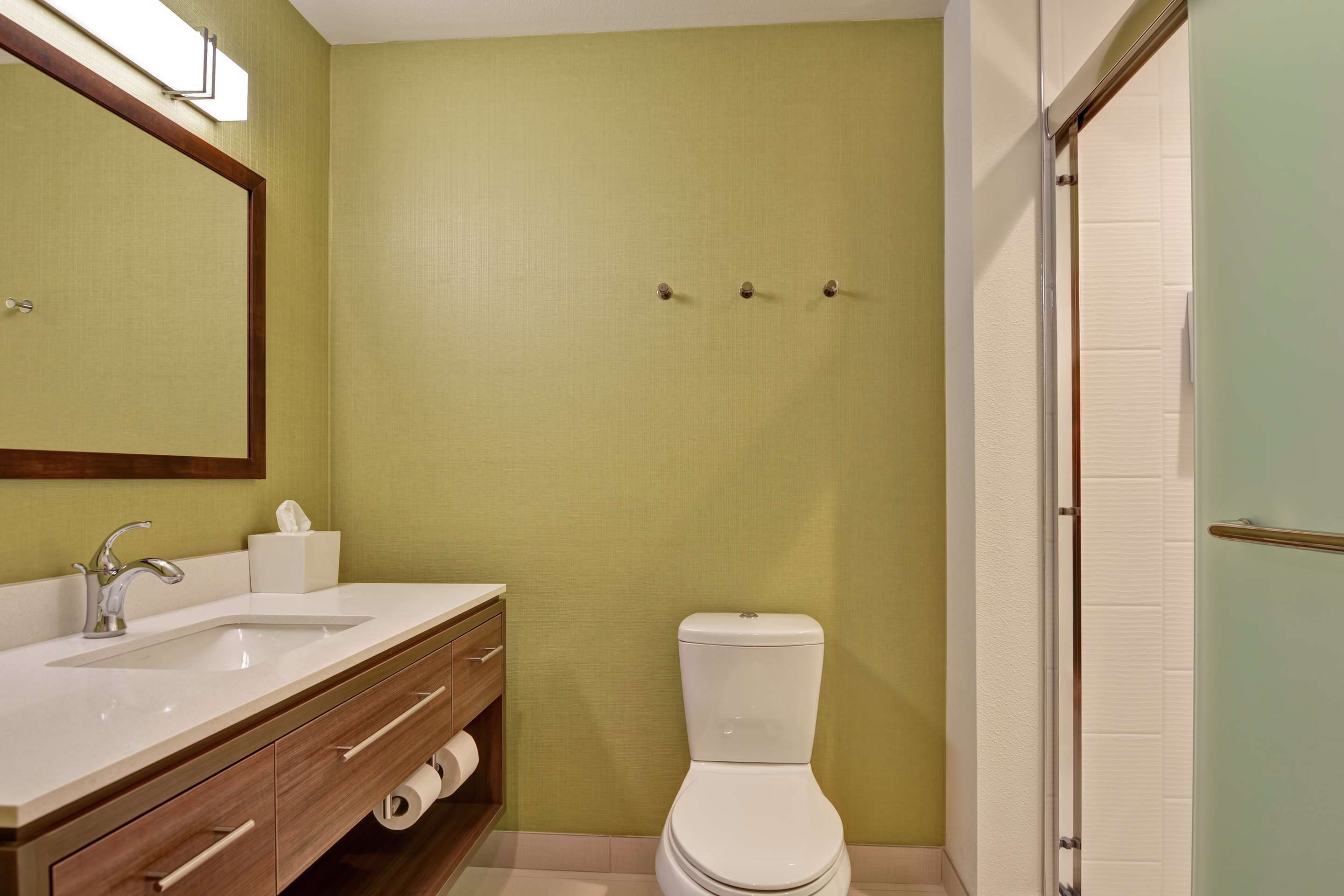 Guest room bath