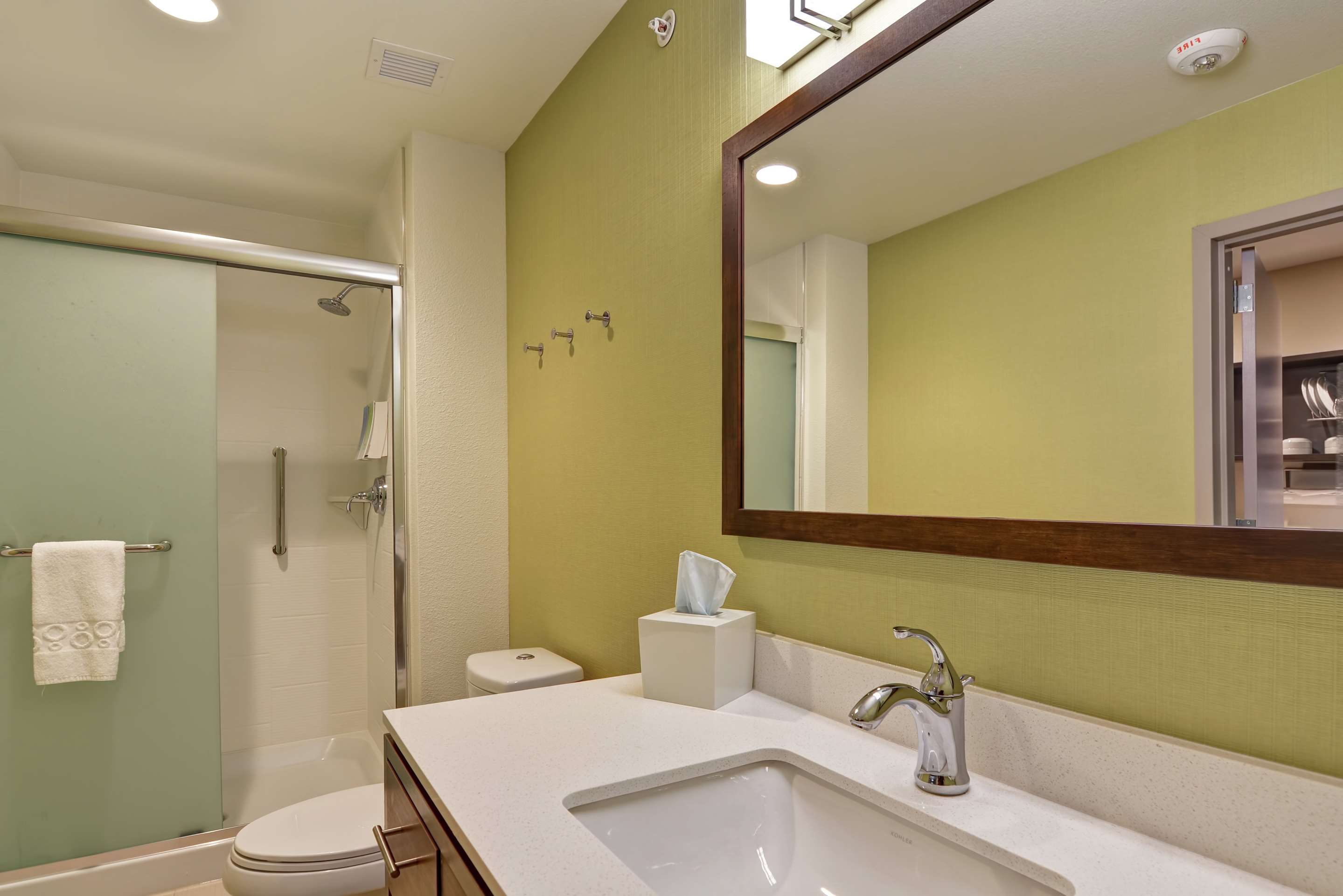 Guest room bath
